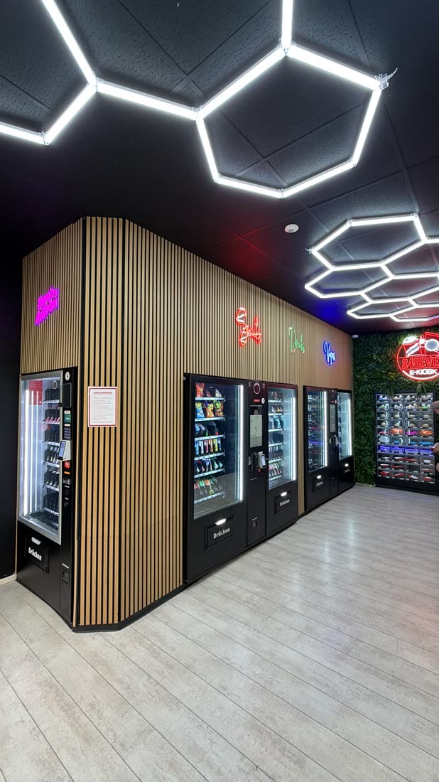 24SEVEN E-Kiosk Zwickau nach dem Umbau — Automaten, Holzwand und LED-Beleuchtung